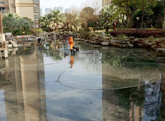 富蕴景观池淤泥清理