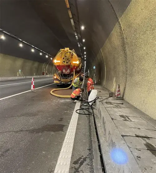 富蕴隧道排水渠清淤